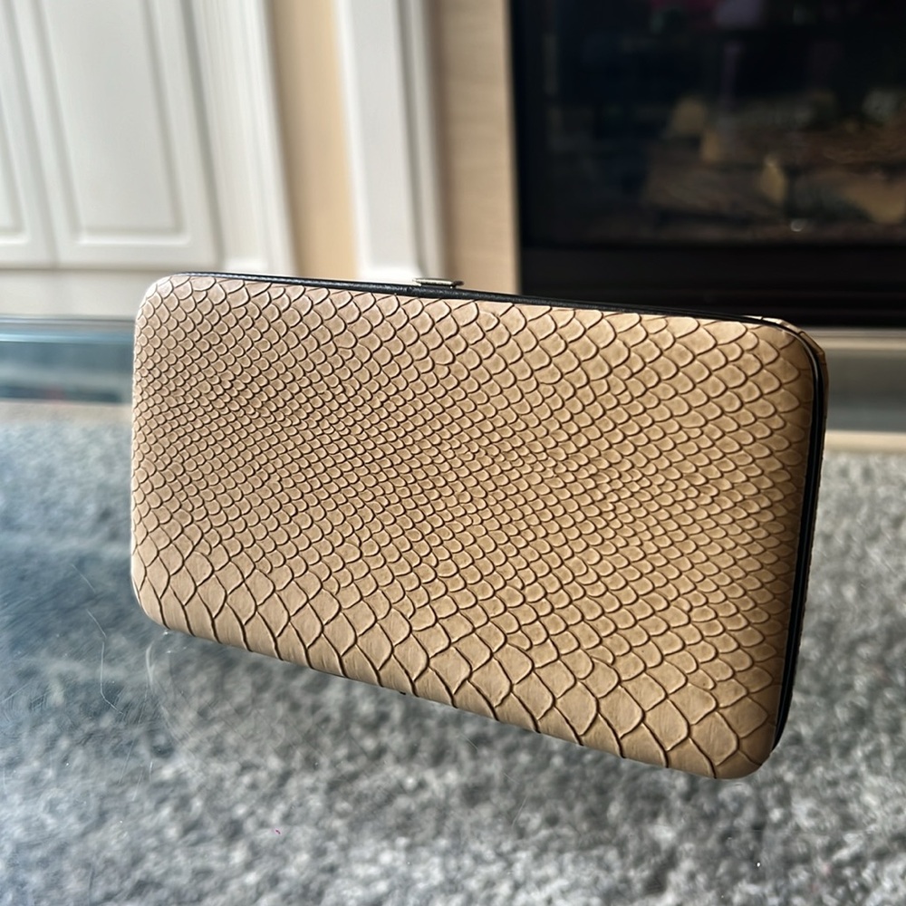 Nwt Beige Python Snakeskin Embossed Clasp Cluth - image 1